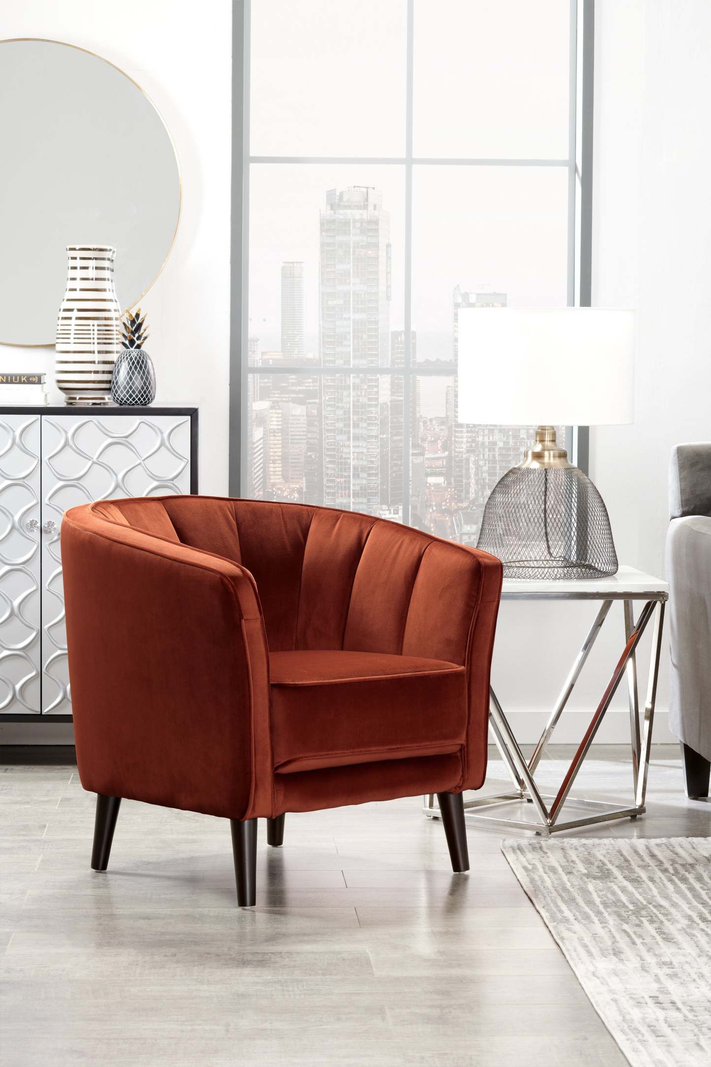 Chaise d'appoint en tissu velours Brinley 29 avec pieds en bois - Orange | Fauteuil d'appoint Brinley de 29 po en tissu de velours avec pattes en bois - orange