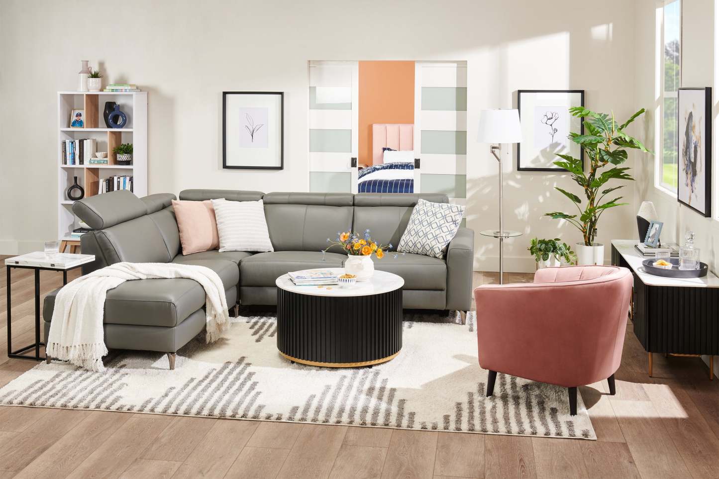 Chaise d'appoint en tissu velours Brinley 29 avec pieds en bois - Rose | Fauteuil d'appoint Brinley de 29 po en tissu de velours avec pattes en bois - rose