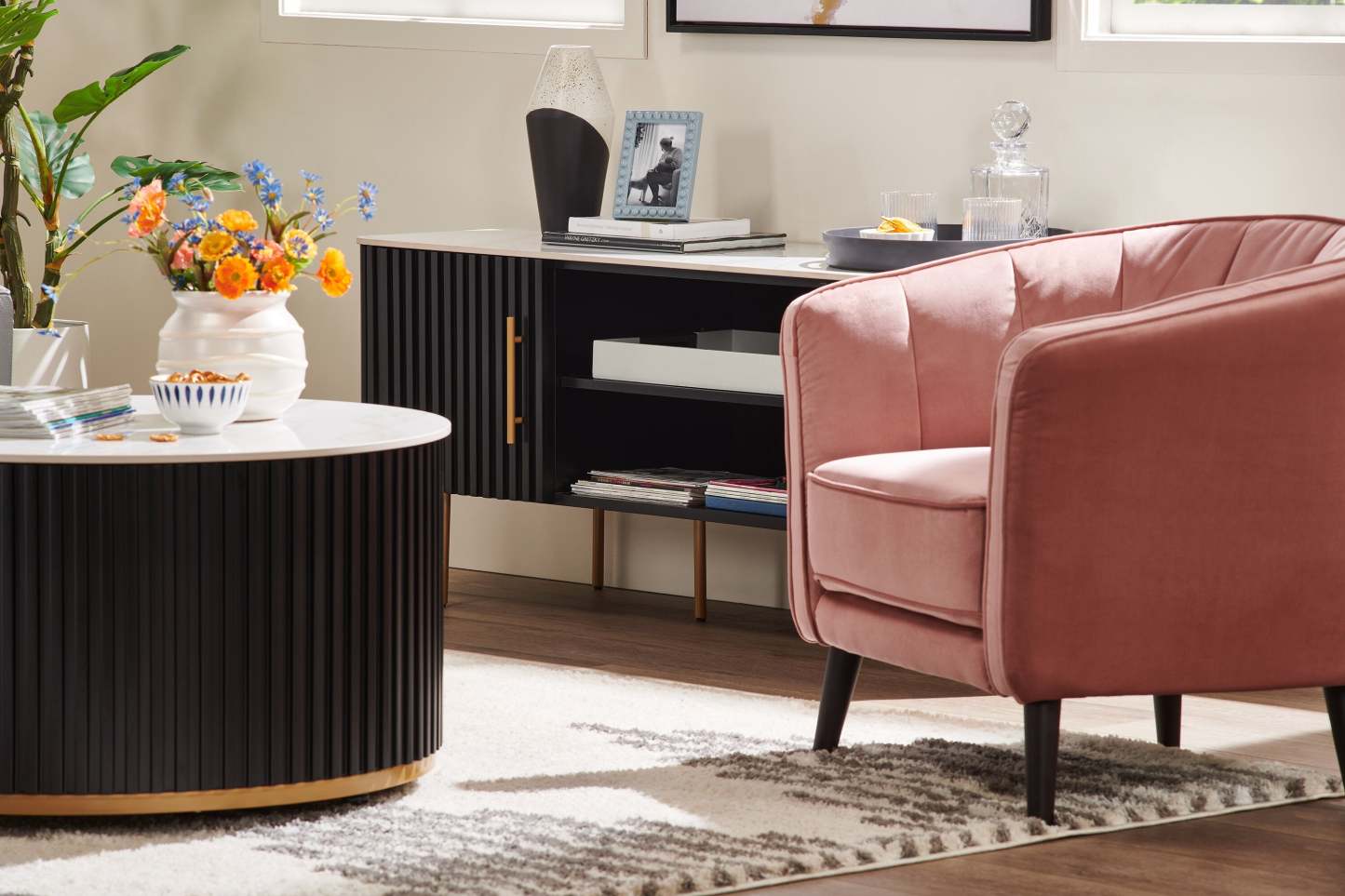 Chaise d'appoint en tissu velours Brinley 29 avec pieds en bois - Rose | Fauteuil d'appoint Brinley de 29 po en tissu de velours avec pattes en bois - rose