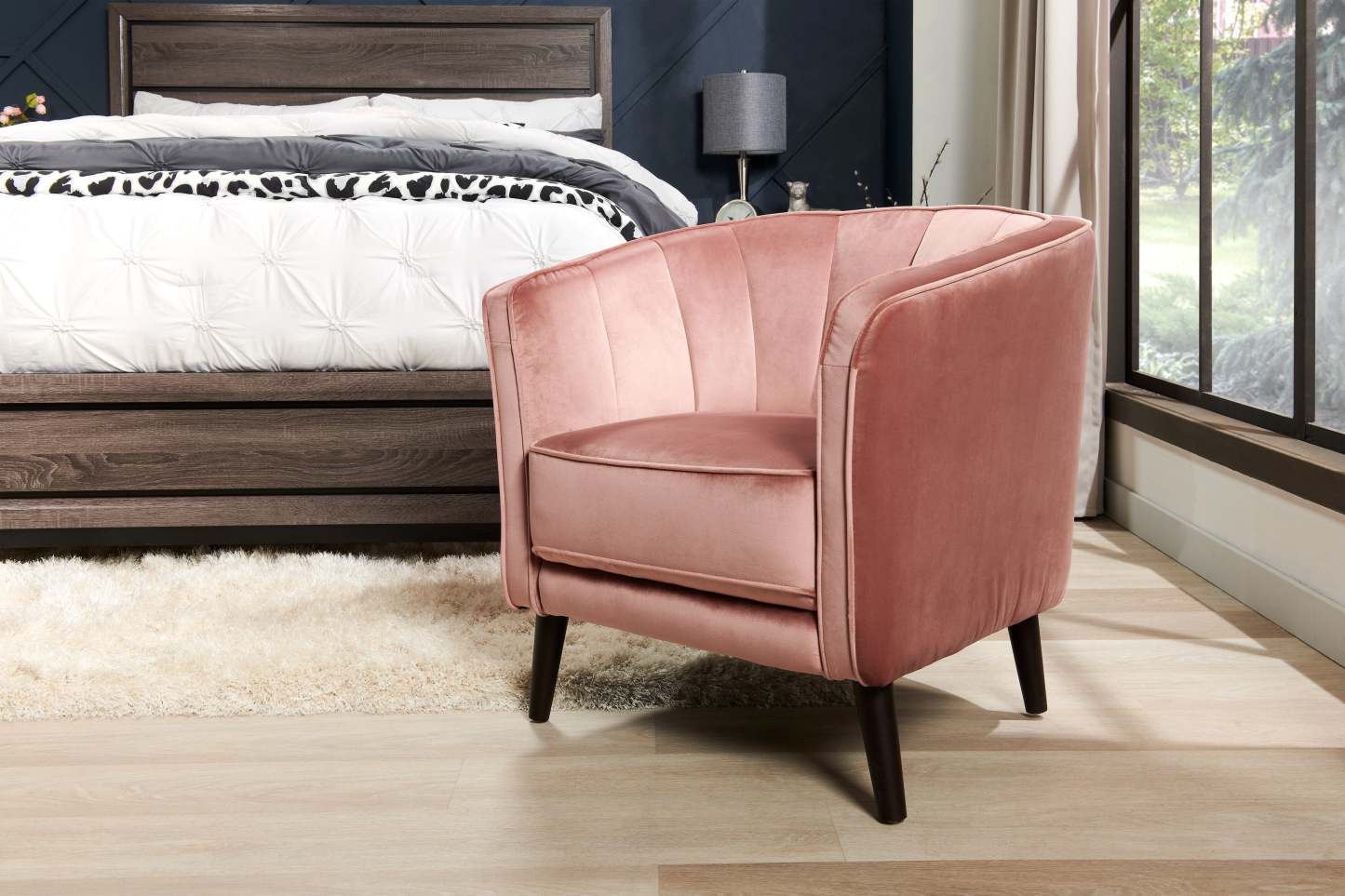 Chaise d'appoint en tissu velours Brinley 29 avec pieds en bois - Rose | Fauteuil d'appoint Brinley de 29 po en tissu de velours avec pattes en bois - rose