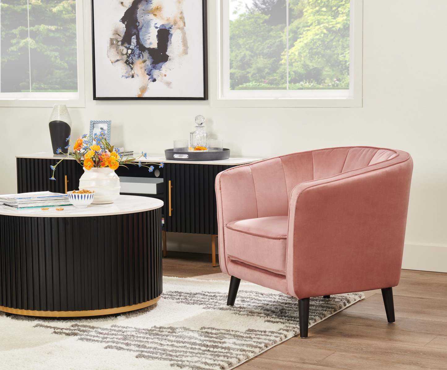 Chaise d'appoint en tissu velours Brinley 29 avec pieds en bois - Rose | Fauteuil d'appoint Brinley de 29 po en tissu de velours avec pattes en bois - rose