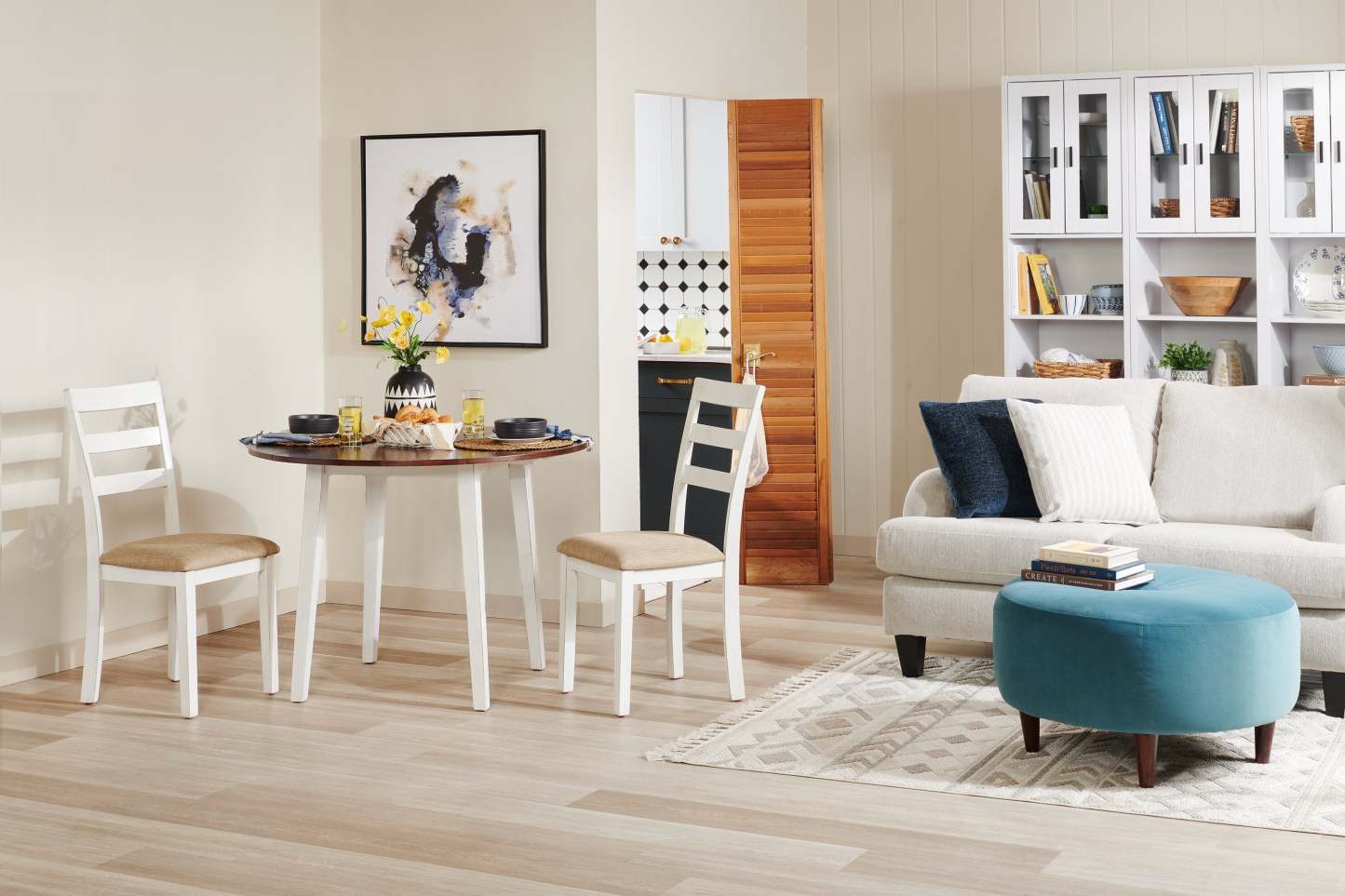 Ensemble de salle à manger Bryn 3 pièces avec 42 tables à abattant et 2 chaises, tissu – bicolore blanc et marron | Ensemble de salle à manger Bryn 3 pièces avec table de 42 po à abattant et 2 chaises - deux teintes, blanc et brun