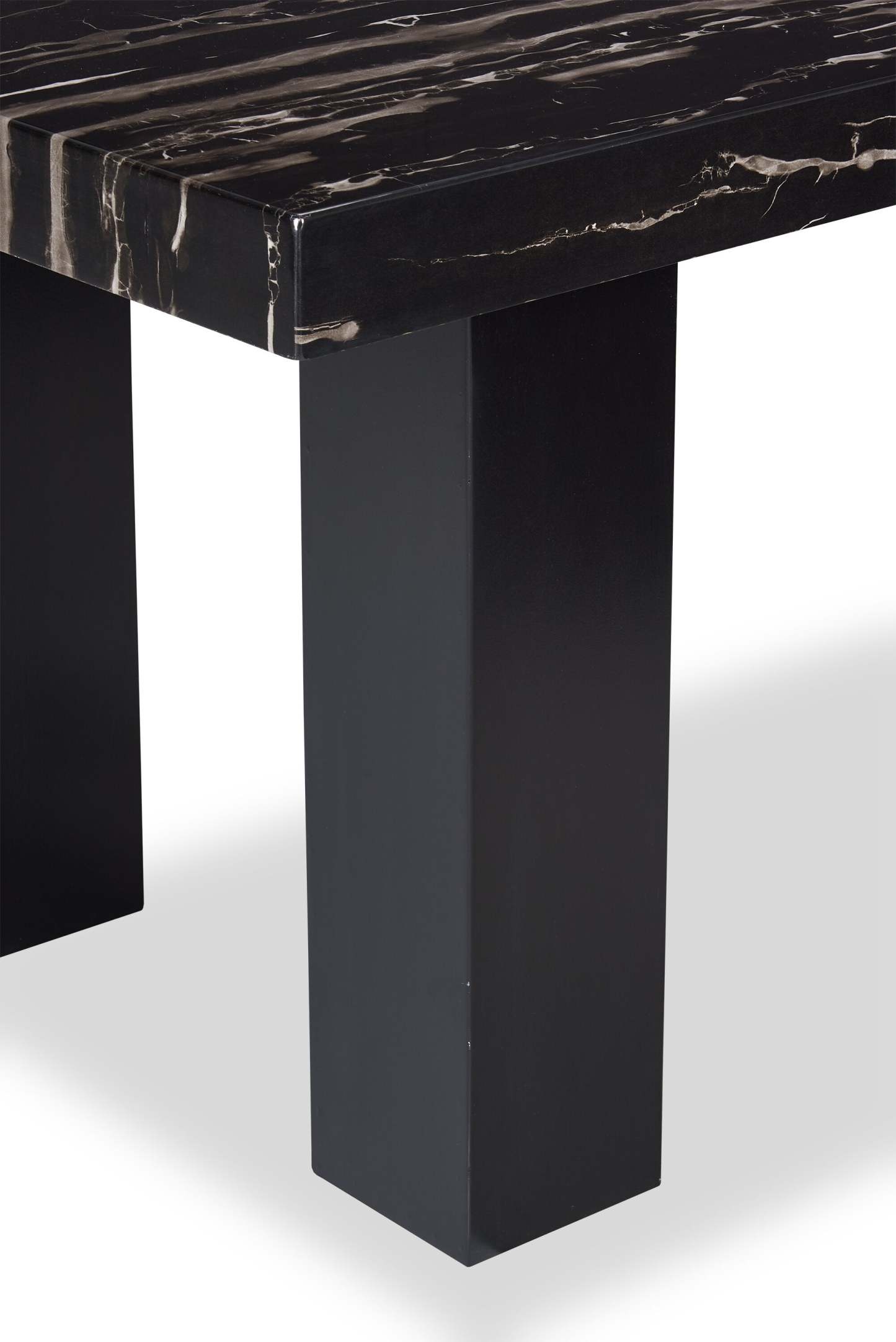 Table de salle à manger Burk avec plateau en résine époxy aspect marbre, 72 l - Noir | Table de salle à manger Burk de 72 po (L) avec dessus en résine époxy en imitation de marbre - noire