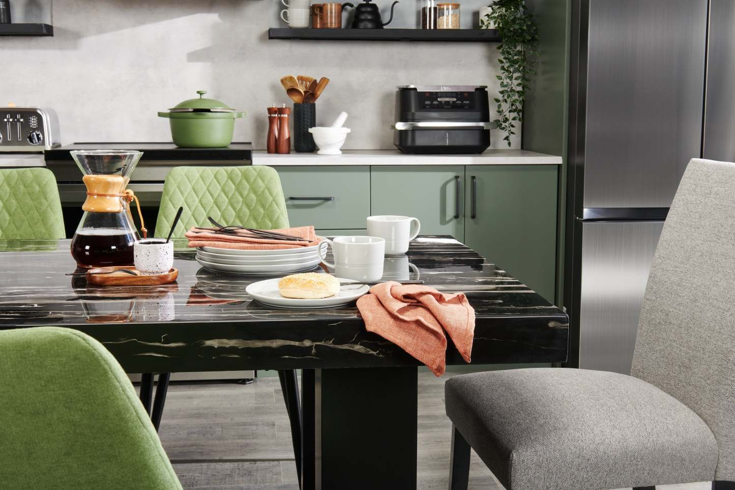 Table de salle à manger Burk avec plateau en résine époxy aspect marbre, 72 l - Noir | Table de salle à manger Burk de 72 po (L) avec dessus en résine époxy en imitation de marbre - noire