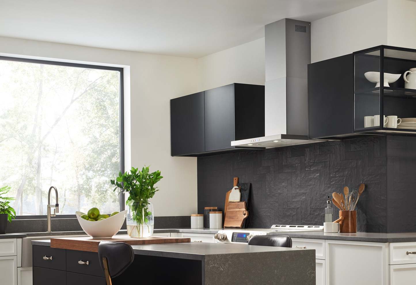 Hotte de cuisinière à cheminée Broan Designer 30 - BWT1304SS | Hotte cheminée pyramidale Broan Designer de 30 po - BWT1304SS | BWT1304S