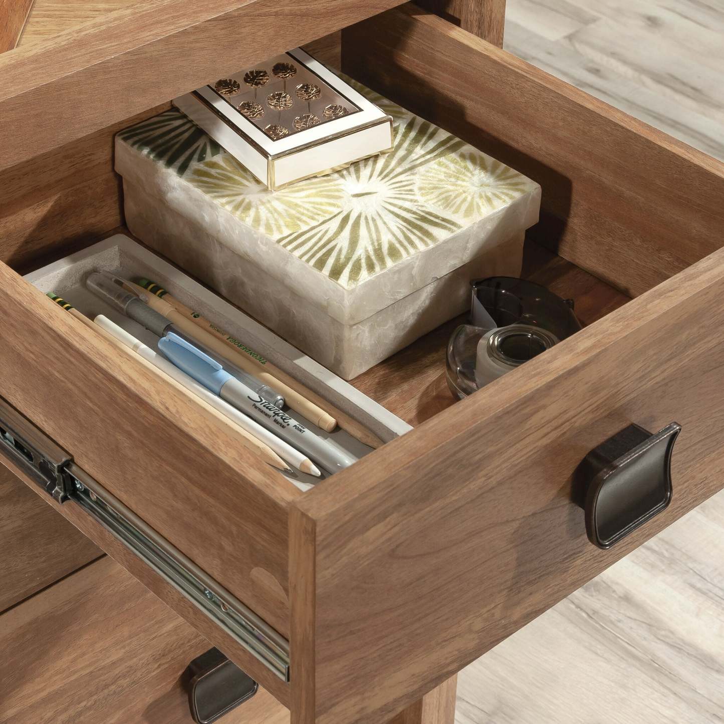 Bureau d’ordinateur Cannery Bridge de qualité commerciale à 3 tiroirs avec armoire - brun