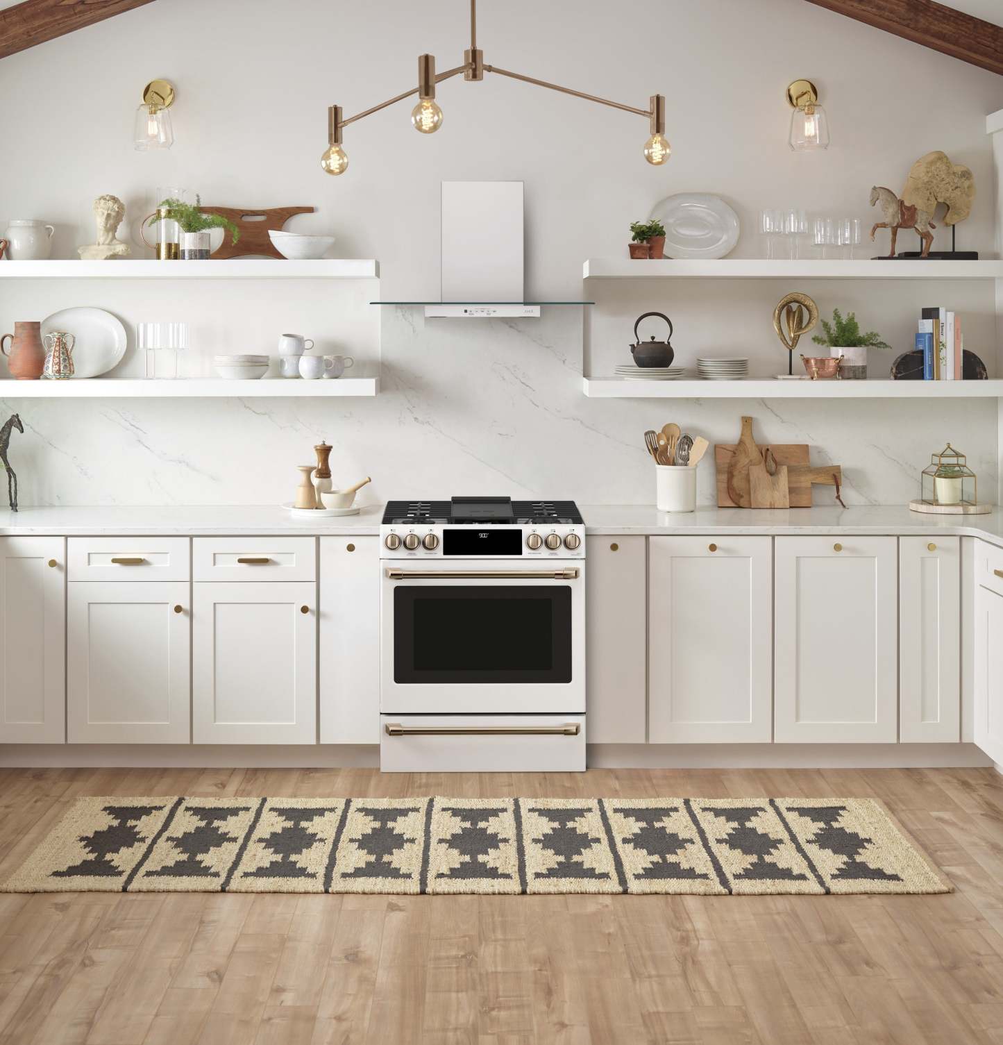 Cuisinière intelligente hybride Café de 5,7 pi³ avec convection européenne véritable et grilles auto…