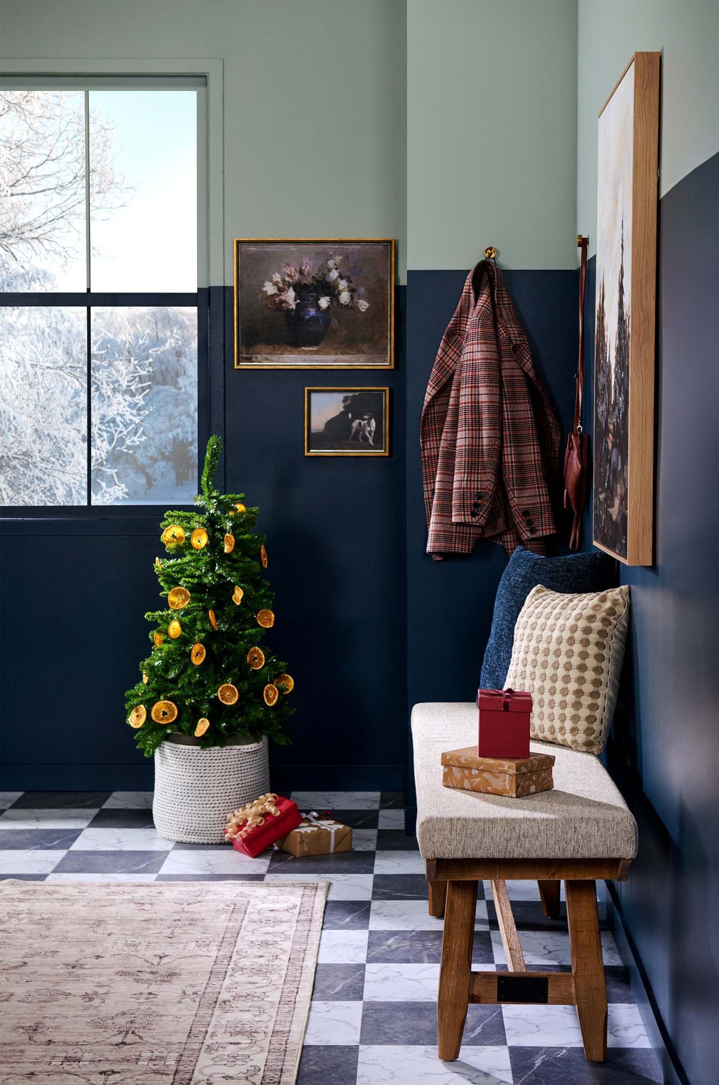 Banc de salle à manger en cèdre avec tissu en polyester, bois de pin, base à tréteaux, 60 W - Marron | Banc de salle à manger Cedar de 60 po (L) en pin et tissu de polyester, avec base à tréteaux - brun