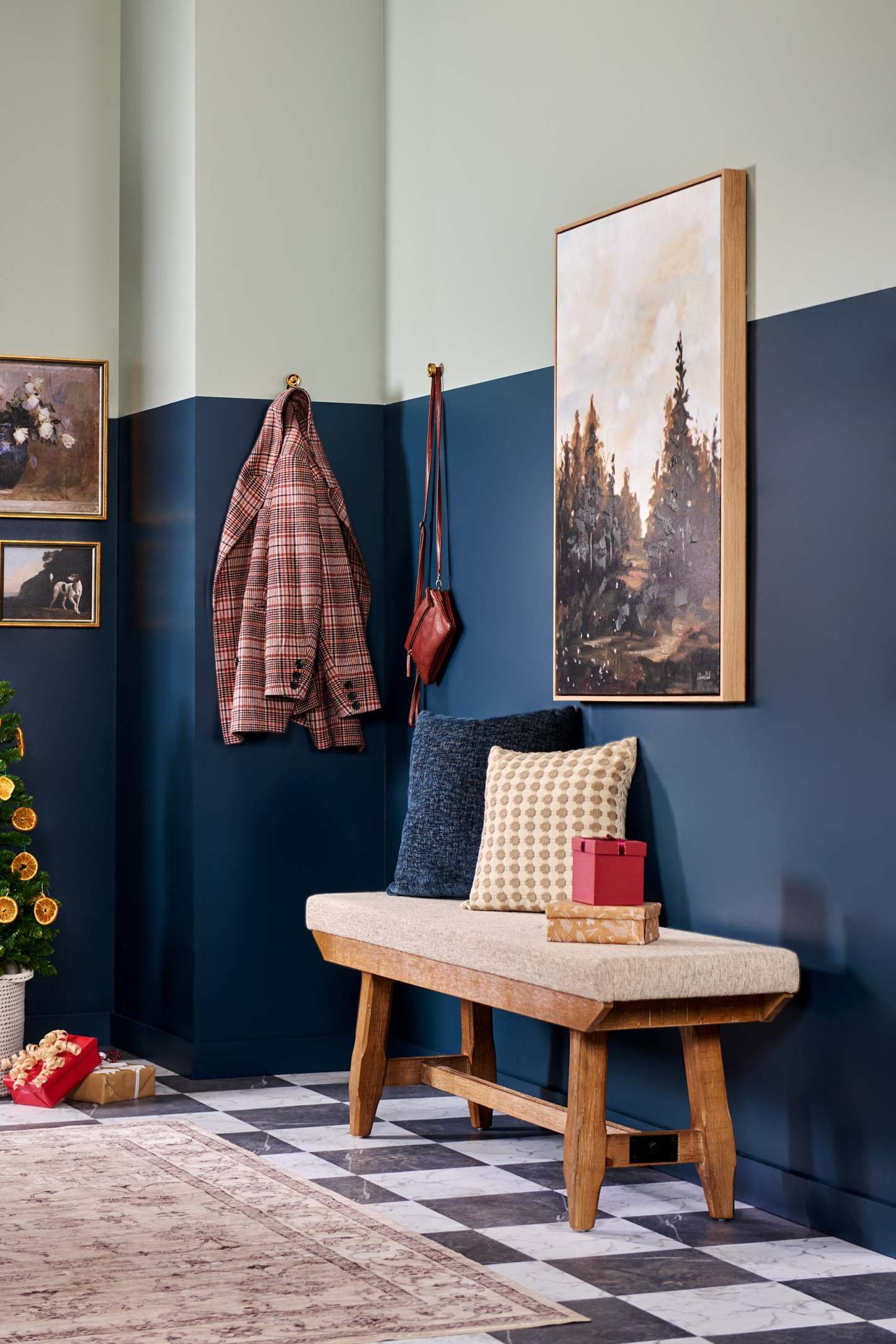 Banc de salle à manger en cèdre avec tissu en polyester, bois de pin, base à tréteaux, 60 W - Marron | Banc de salle à manger Cedar de 60 po (L) en pin et tissu de polyester, avec base à tréteaux - brun