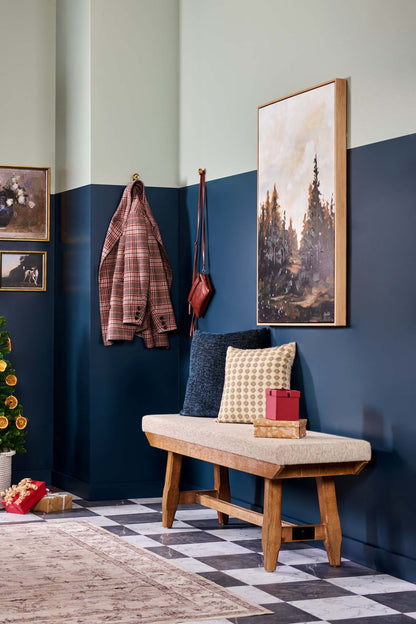 Banc de salle à manger en cèdre avec tissu en polyester, bois de pin, base à tréteaux, 60 W - Marron | Banc de salle à manger Cedar de 60 po (L) en pin et tissu de polyester, avec base à tréteaux - brun