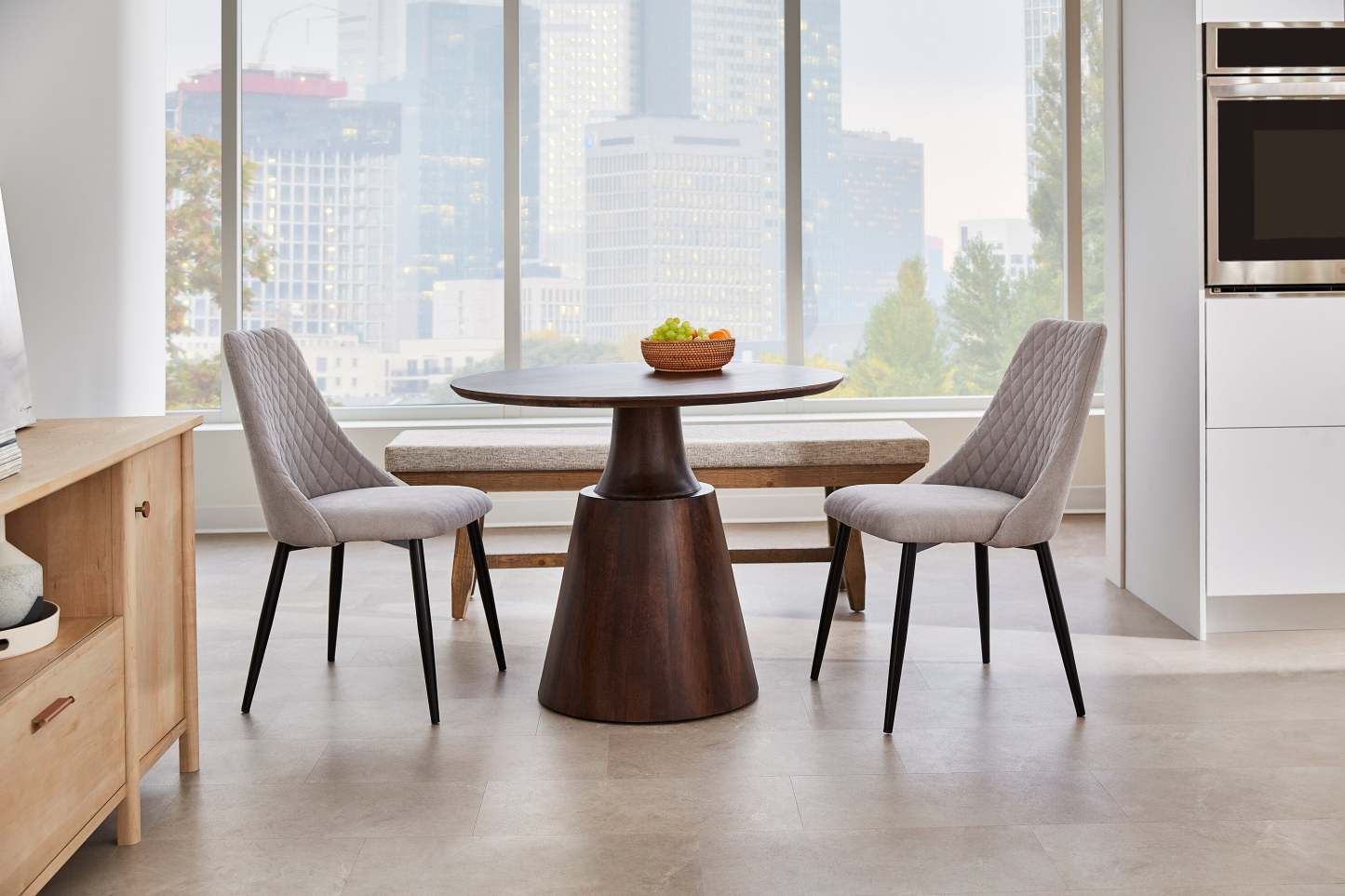 Banc de salle à manger en cèdre avec tissu en polyester, bois de pin, base à tréteaux, 60 W - Marron | Banc de salle à manger Cedar de 60 po (L) en pin et tissu de polyester, avec base à tréteaux - brun