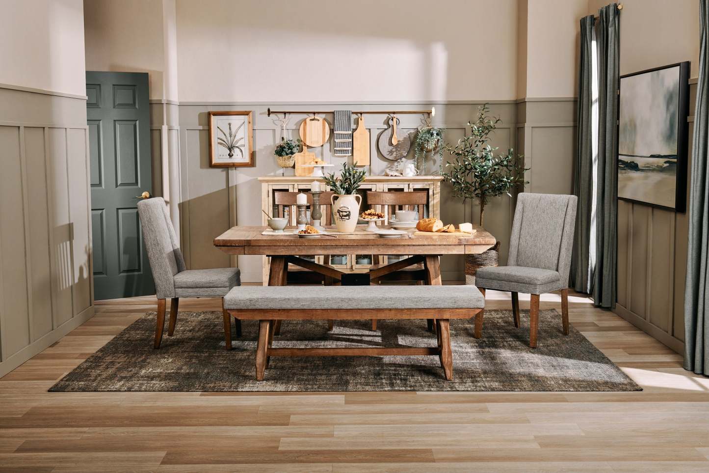 Banc de salle à manger en cèdre avec tissu en polyester, bois de pin, base à tréteaux, 60 W - Marron | Banc de salle à manger Cedar de 60 po (L) en pin et tissu de polyester, avec base à tréteaux - brun