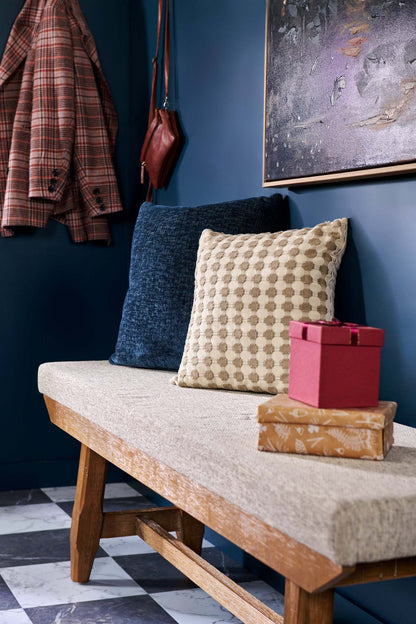 Banc de salle à manger en cèdre avec tissu en polyester, bois de pin, base à tréteaux, 60 W - Marron | Banc de salle à manger Cedar de 60 po (L) en pin et tissu de polyester, avec base à tréteaux - brun