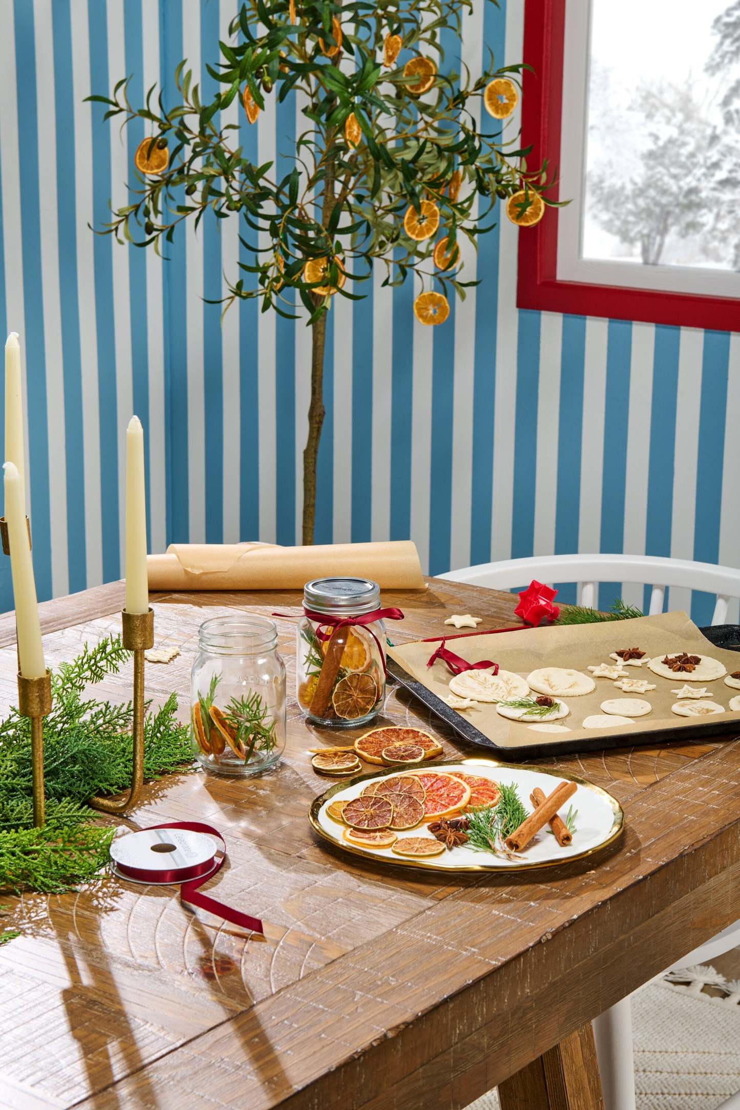 Table de salle à manger Cèdre en bois de pin, base à tréteaux, 72,07 po - Brune | Table de salle à manger en cèdre, bois de pin, base à tréteaux, 72,07 W - Marron