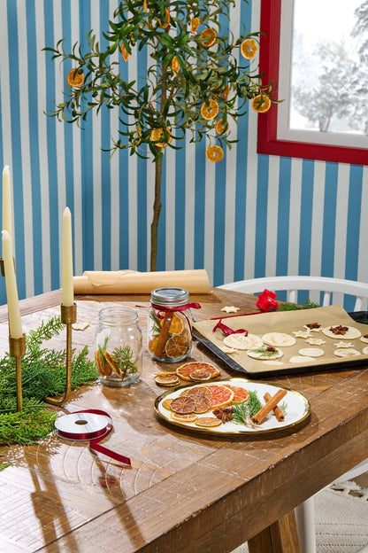 Table de salle à manger Cèdre en bois de pin, base à tréteaux, 72,07 po - Brune | Table de salle à manger en cèdre, bois de pin, base à tréteaux, 72,07 W - Marron