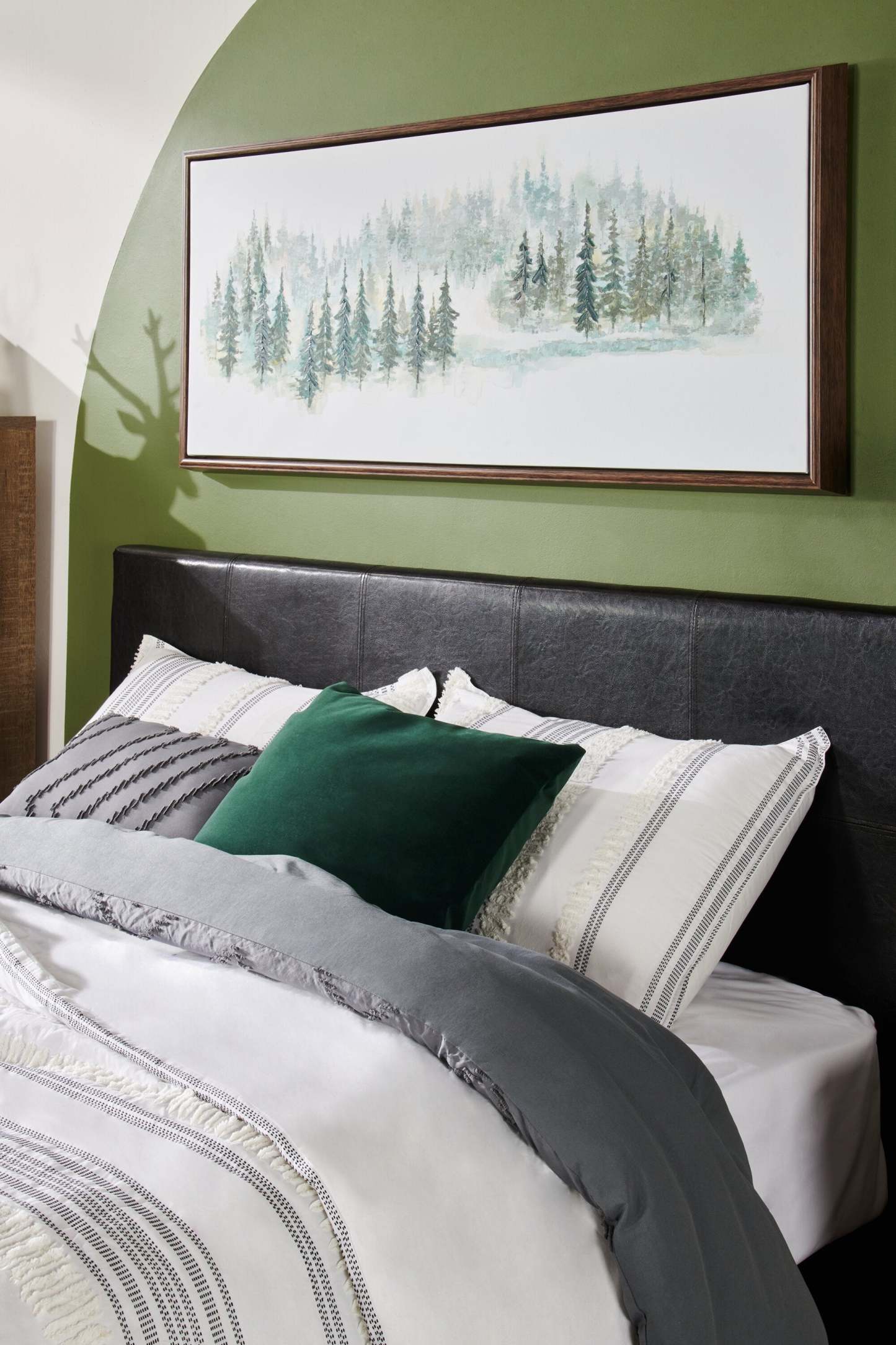 Lit rembourré Chase en tissu de cuir végétalien marron - Queen Size | Lit rembourré Chase en tissu de cuir végétalien brun - format grand lit