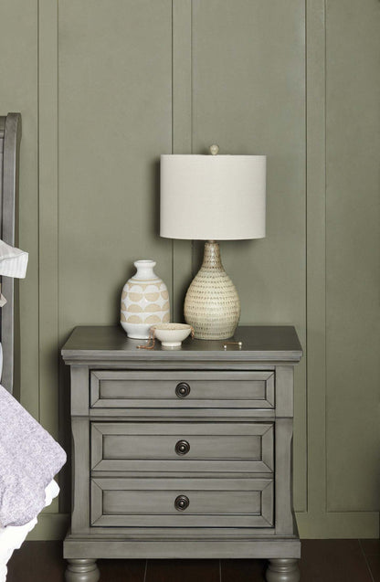 Table de nuit Chelsea à 3 tiroirs, 28 L x 28 H - Gris | Table de nuit Chelsea de 28 po (L) x 28 po (H) à 3 tiroirs - grise