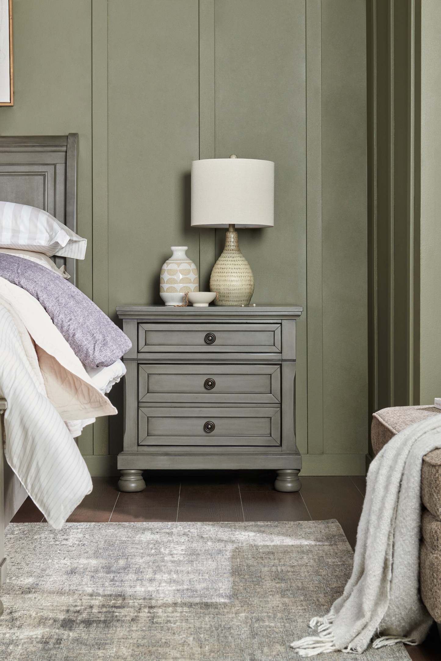 Table de nuit Chelsea à 3 tiroirs, 28 L x 28 H - Gris | Table de nuit Chelsea de 28 po (L) x 28 po (H) à 3 tiroirs - grise