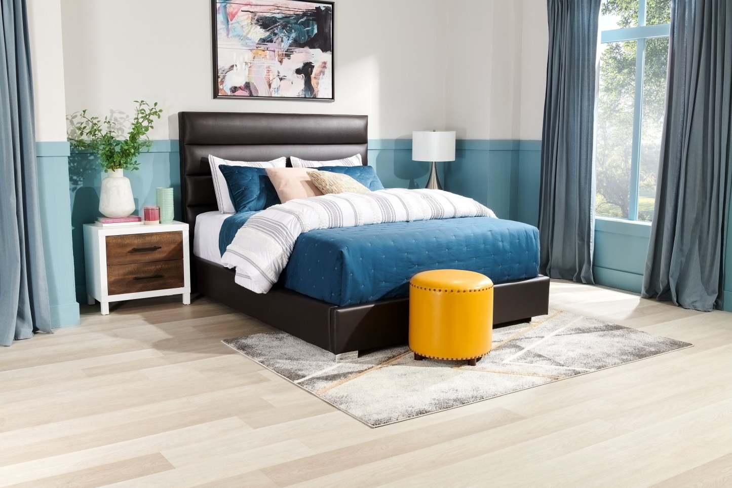 Kort &amp; Co. Lit plateforme rembourré Clay en tissu cuir végétalien marron, capitonné - Pleine grandeur | Lit plateforme rembourré Clay de Kort &amp; Co. en tissu de cuir végétalien brun capitonné - format lit double