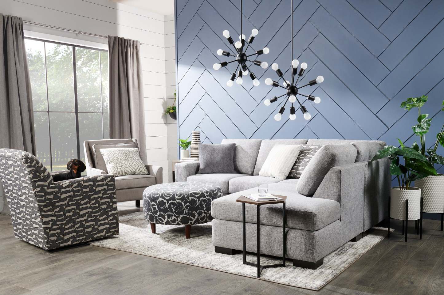 Cleo 15.7 Chairside Table - Marron avec Pieds Métal Noir|Table de fauteuil Cleo de 15,7 po - brune avec pattes en métal noir