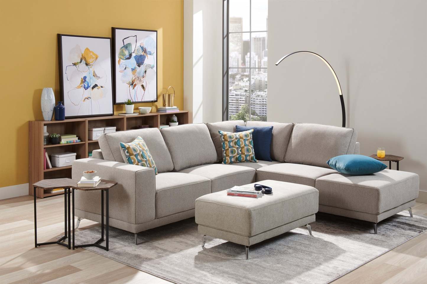 Cleo 15.7 Chairside Table - Marron avec Pieds Métal Noir|Table de fauteuil Cleo de 15,7 po - brune avec pattes en métal noir