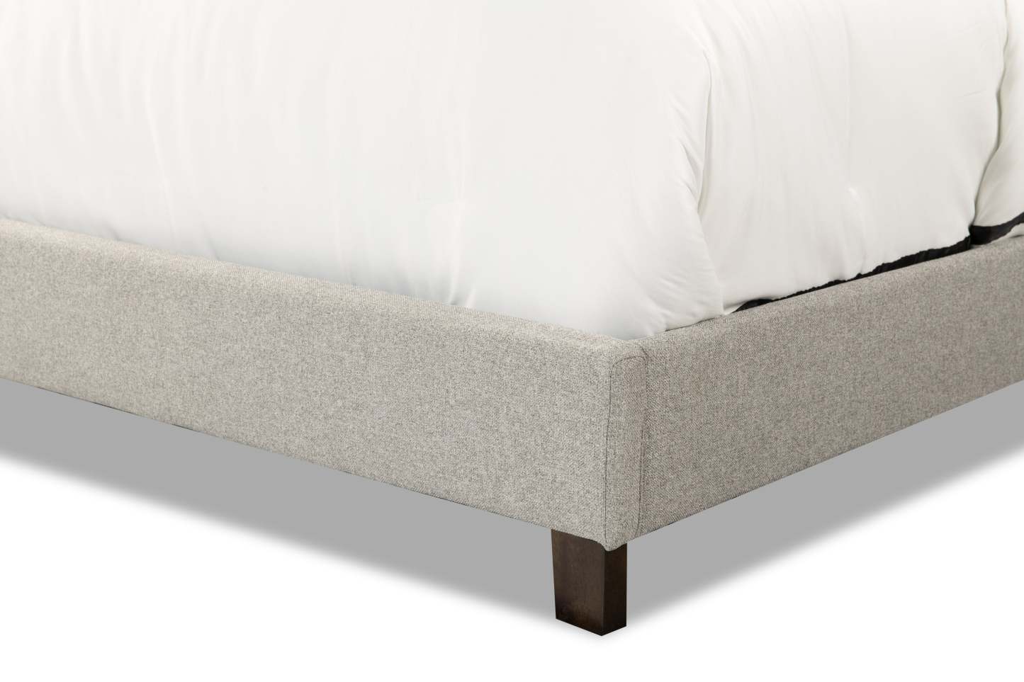 Lit plateforme rembourré Cove en tissu gris avec tête de clou - Très grand lit | Lit plateforme rembourré Cove en tissu gris avec clous décoratifs - format très grand lit