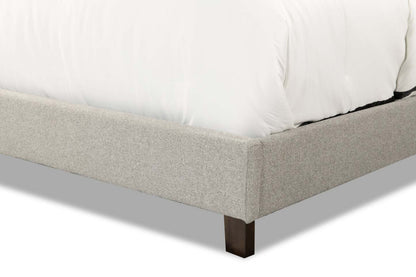 Lit plateforme rembourré Cove en tissu gris avec tête de clou - Très grand lit | Lit plateforme rembourré Cove en tissu gris avec clous décoratifs - format très grand lit