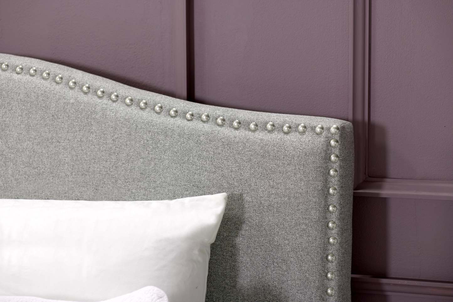 Lit plateforme rembourré Cove en tissu gris avec tête de clou - Queen Size | Lit plateforme rembourré Cove en tissu gris avec clous décoratifs - format grand lit