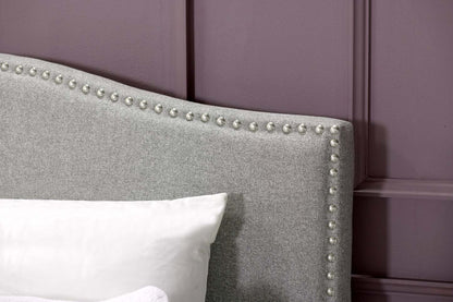 Lit plateforme rembourré Cove en tissu gris avec tête de clou - Queen Size | Lit plateforme rembourré Cove en tissu gris avec clous décoratifs - format grand lit