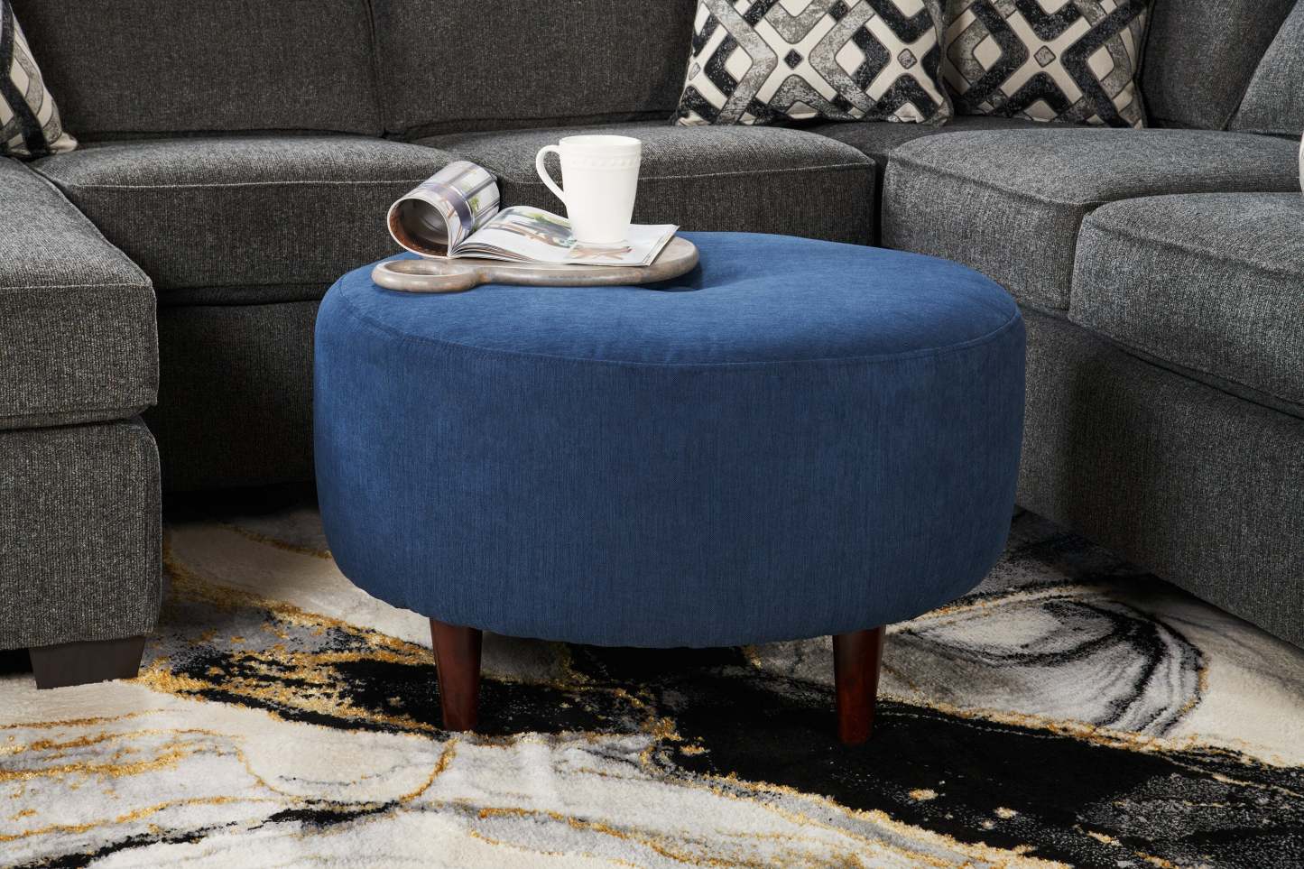 Fabriqué au Canada Sofa Lab personnalisable Pouf The Curve 31 en tissu d'apparence lin - Pax bleu marine | Pouf The Curve de Sofa Lab de 31 po fabriqué au Canada en tissu d'apparence lin - bleu Pax Navy | CURV3149