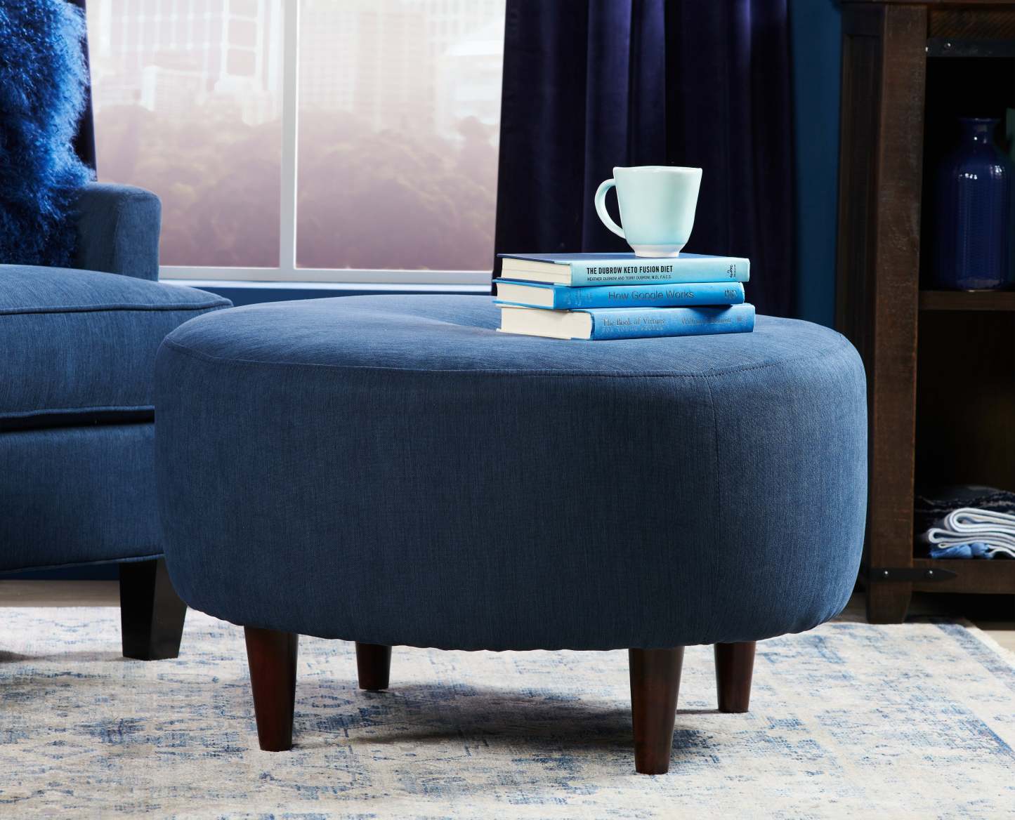 Fabriqué au Canada Sofa Lab personnalisable Pouf The Curve 31 en tissu d'apparence lin - Pax bleu marine | Pouf The Curve de Sofa Lab de 31 po fabriqué au Canada en tissu d'apparence lin - bleu Pax Navy | CURV3149