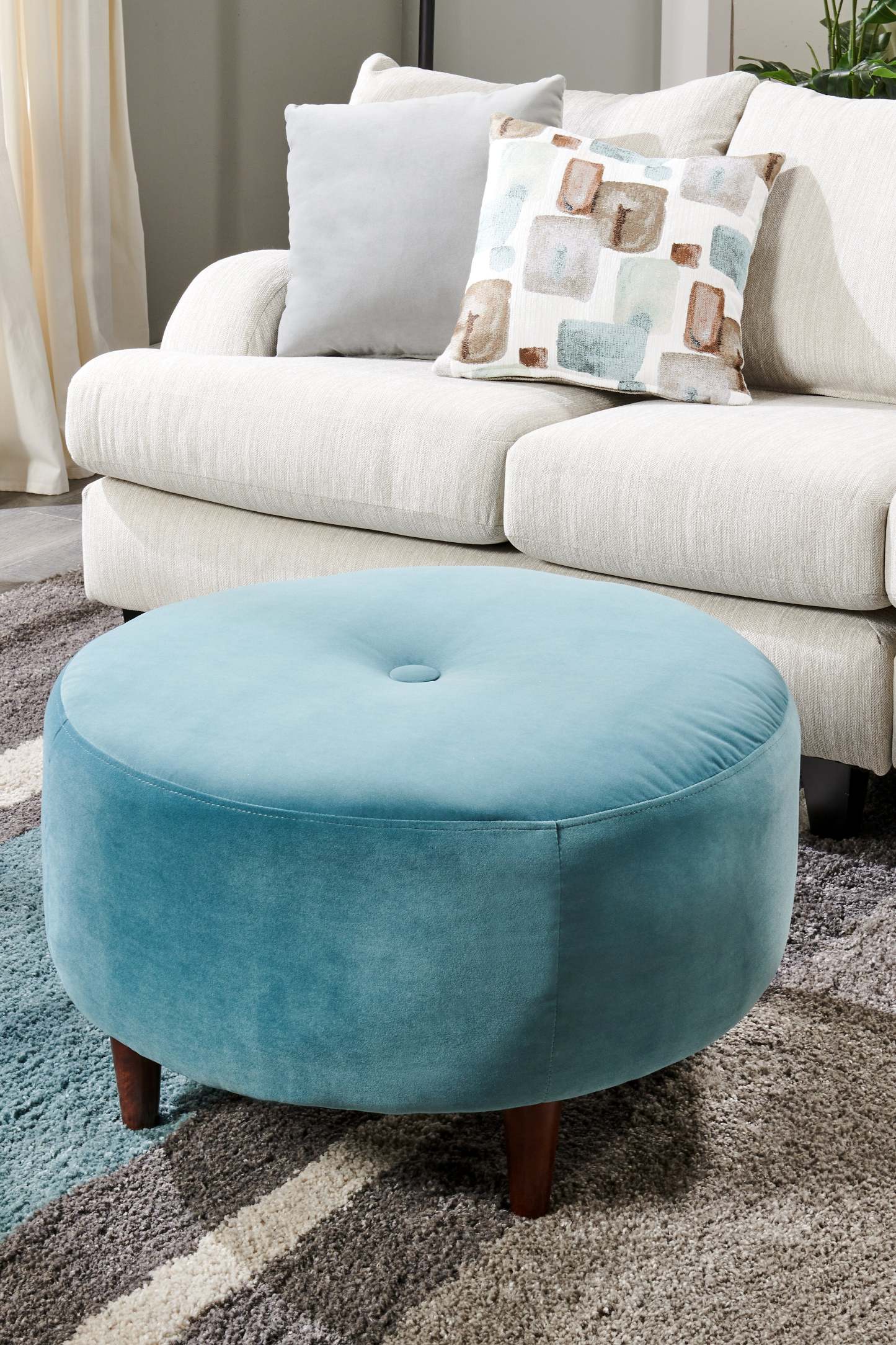 Fabriqué au Canada Sofa Lab personnalisable Pouf en tissu velours The Curve 31 - Bleu mer | Pouf The Curve de Sofa Lab de 31 po fabriqué au Canada en tissu de velours - bleu Sea Blue | CURV3288