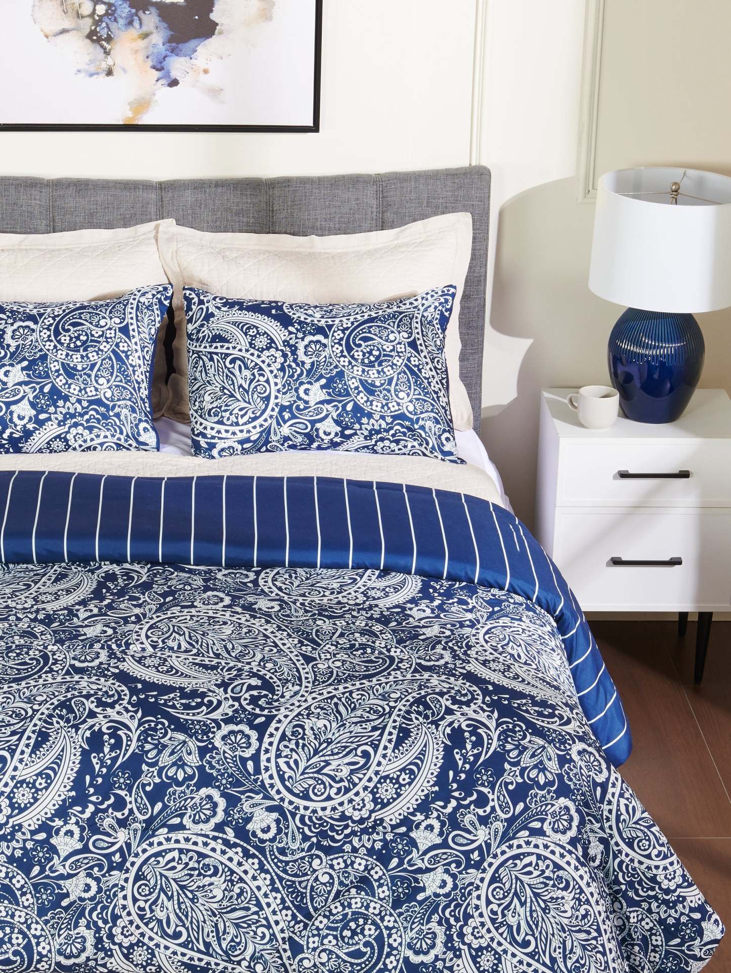 Lochlan 3-Piece King Comforter Set - Navy and White | Ensemble d’édredon Lochlan 3 pièces pour très grand lit - bleu marine et blanc