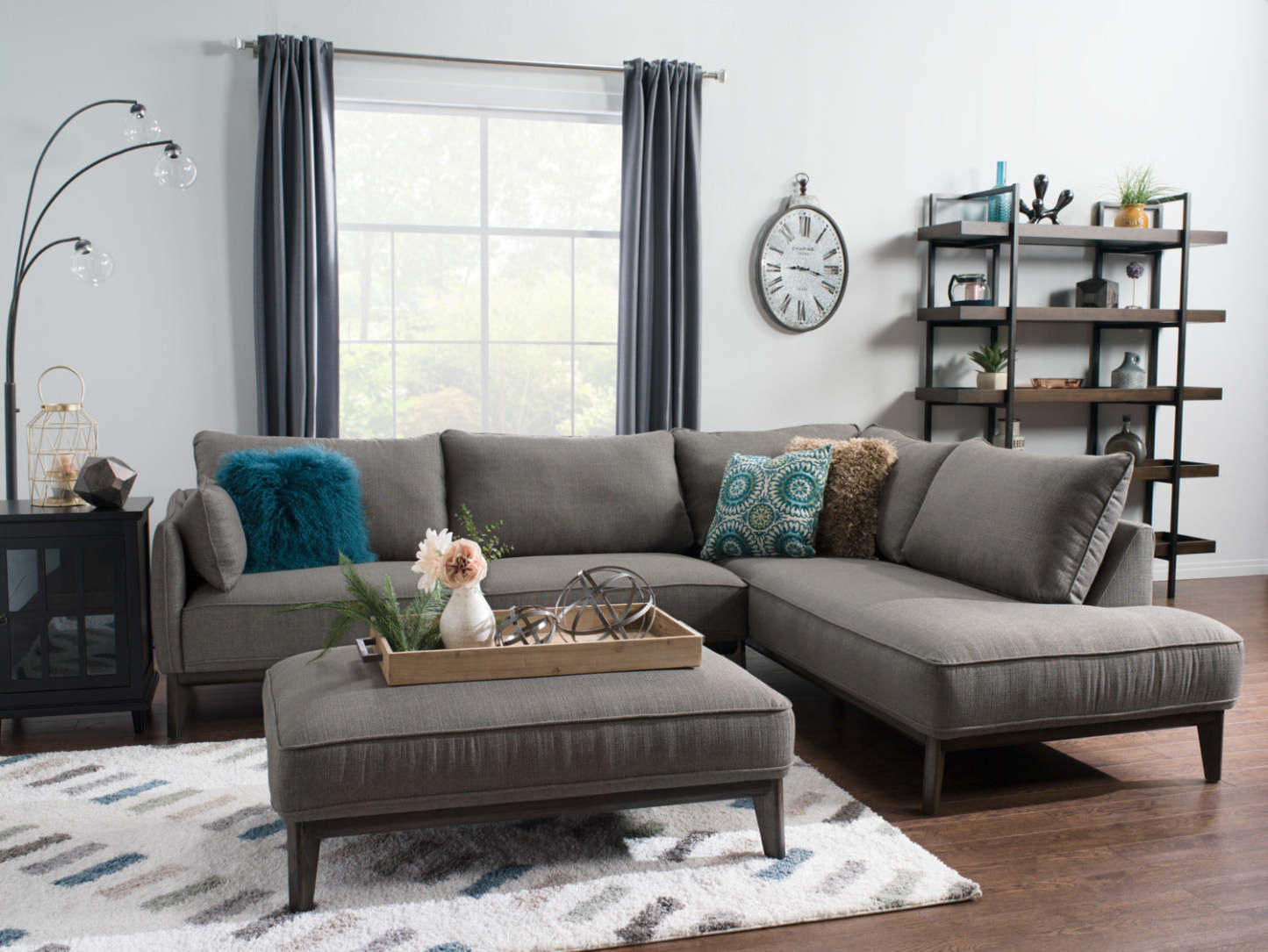 Cindy Crawford Home Pouf Gena 45 en tissu d'apparence lin avec base et pieds en bois - Gris anthracite | Pouf Gena de Cindy Crawford Home de 45 po en tissu d'apparence lin avec base et pattes en bois - gris anthracite