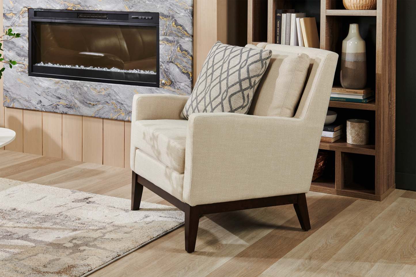 Chaise d'appoint en tissu d'apparence lin avec base en bois Adel 28,5 - Beige | Fauteuil d'appoint Adel de 28,5 po en tissu d'apparence lin avec piètement en bois - beige