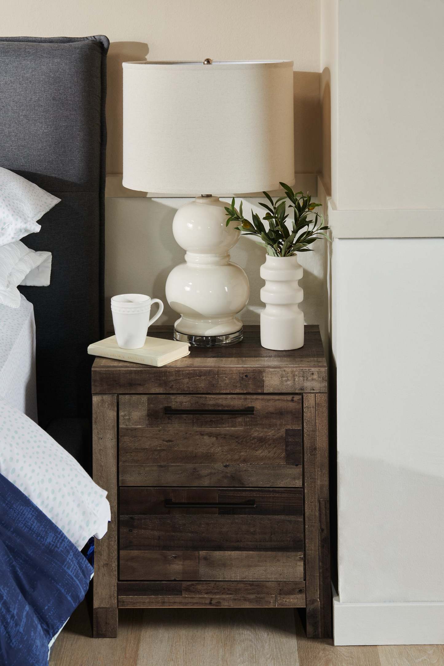 Table de chevet à 2 tiroirs Derekson avec ports USB, 21,7 L x 24,4 H - Gris | Table de nuit Derekson de 21,7 po (L) x 24,4 po (H) à 2 tiroirs avec ports USB - grise