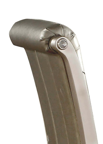 Chaise de salle à manger Diva avec tissu en cuir végétalien, capitonné avec boutons - Gris argenté | Chaise de salle à manger Diva en tissu de cuir végétalien capitonné - gris argenté