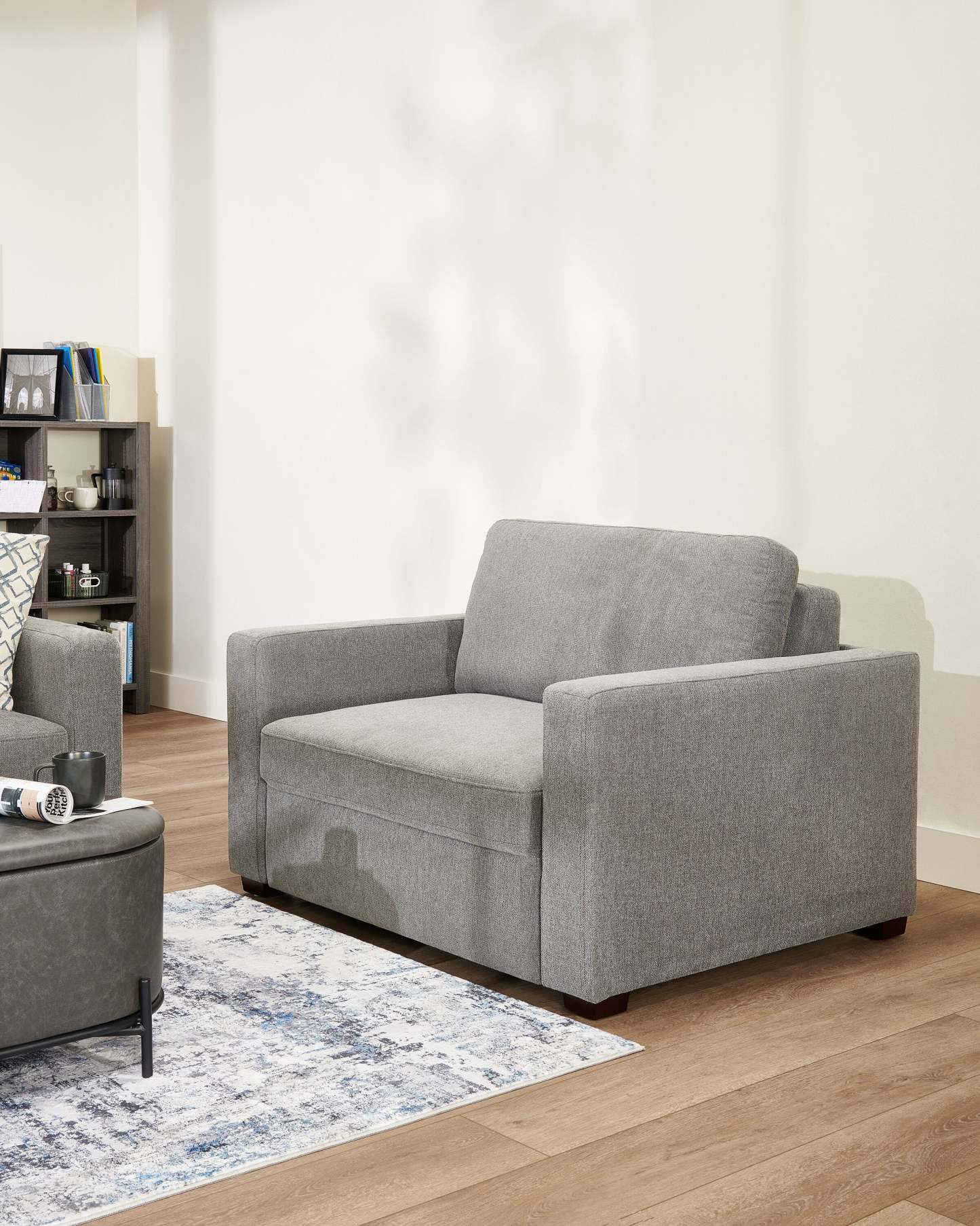 Fauteuil-lit Dusk de 52 po en tissu d’apparence lin avec accoudoirs rectilignes - gris