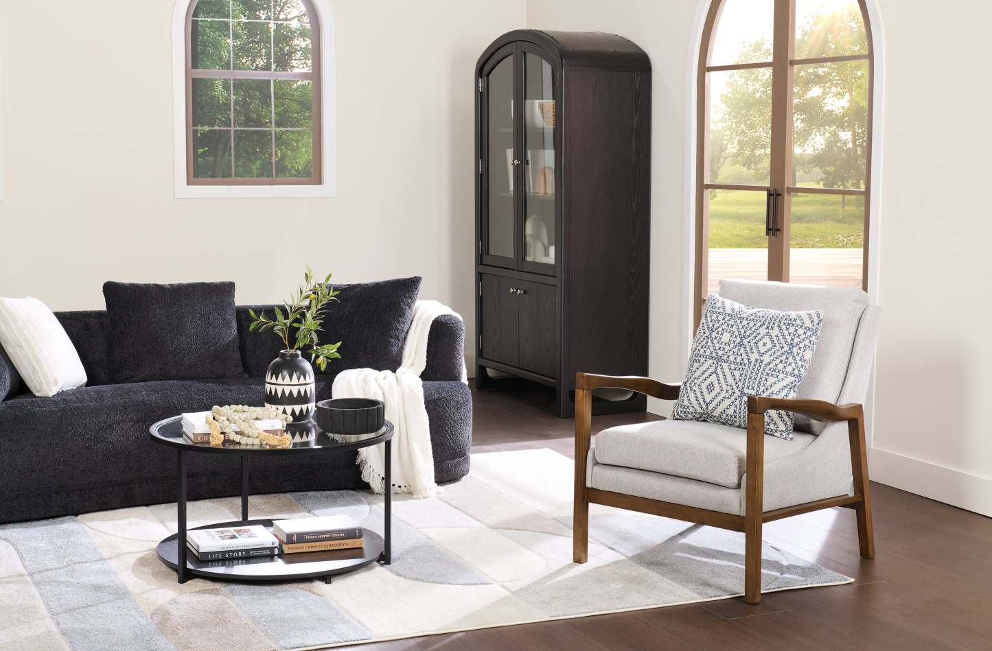 Echo 27,95 Chaise d'appoint en tissu avec accoudoirs et pieds en bois - Beige | Fauteuil d'appoint Echo 27,95 po en tissu avec accoudoirs et pattes en bois - beige