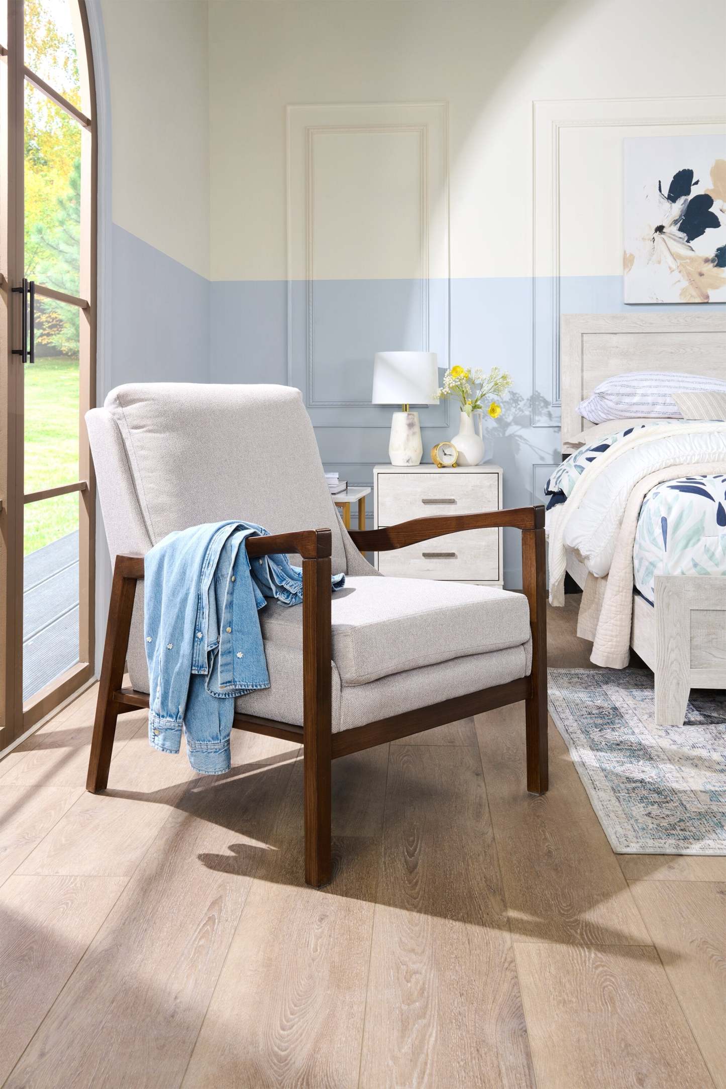 Echo 27,95 Chaise d'appoint en tissu avec accoudoirs et pieds en bois - Beige | Fauteuil d'appoint Echo 27,95 po en tissu avec accoudoirs et pattes en bois - beige