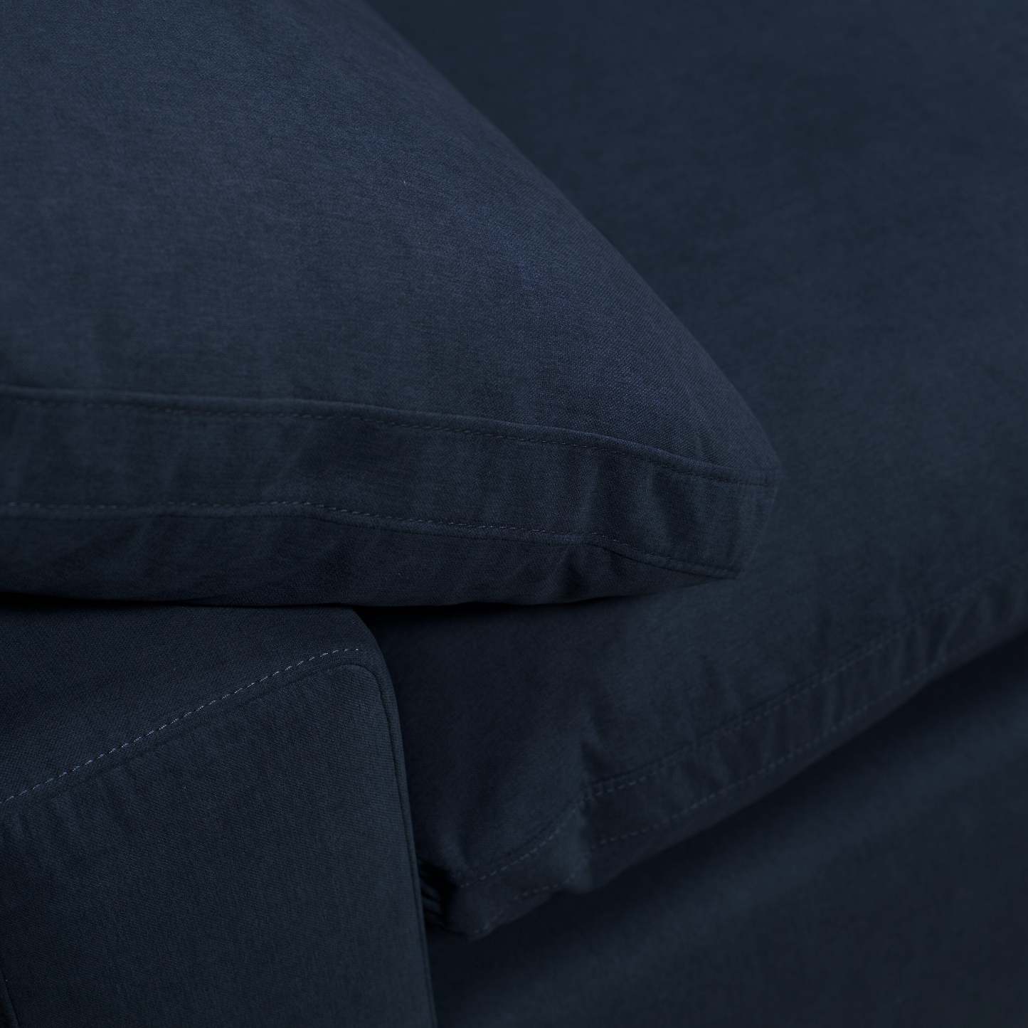 Canapé sectionnel modulaire de style cocon Eclipse 4 pièces en tissu d'apparence lin avec coussins réversibles en couette et plumes - bleu marine