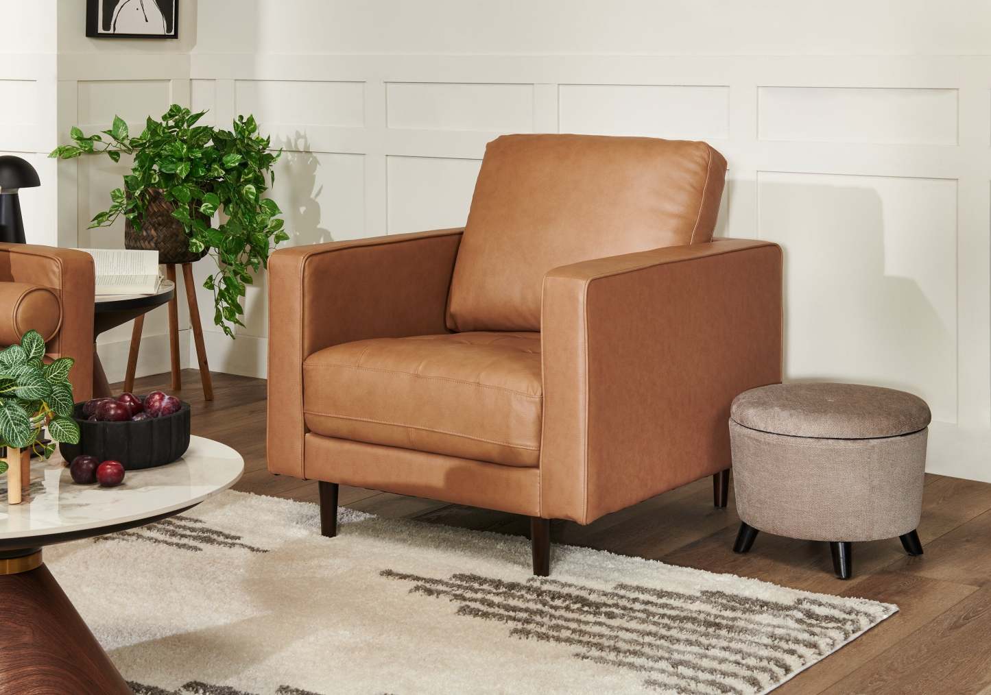 Fauteuil Edge de 35 po en cuir véritable avec pattes en bois et coussin de dossier amovible - brun