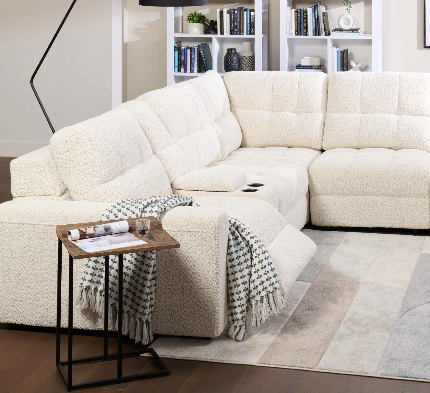 Sofa sectionnel modulaire à inclinaison électrique en forme de L Elevate de Scott Living 6 pièces avec console de rangement - beige