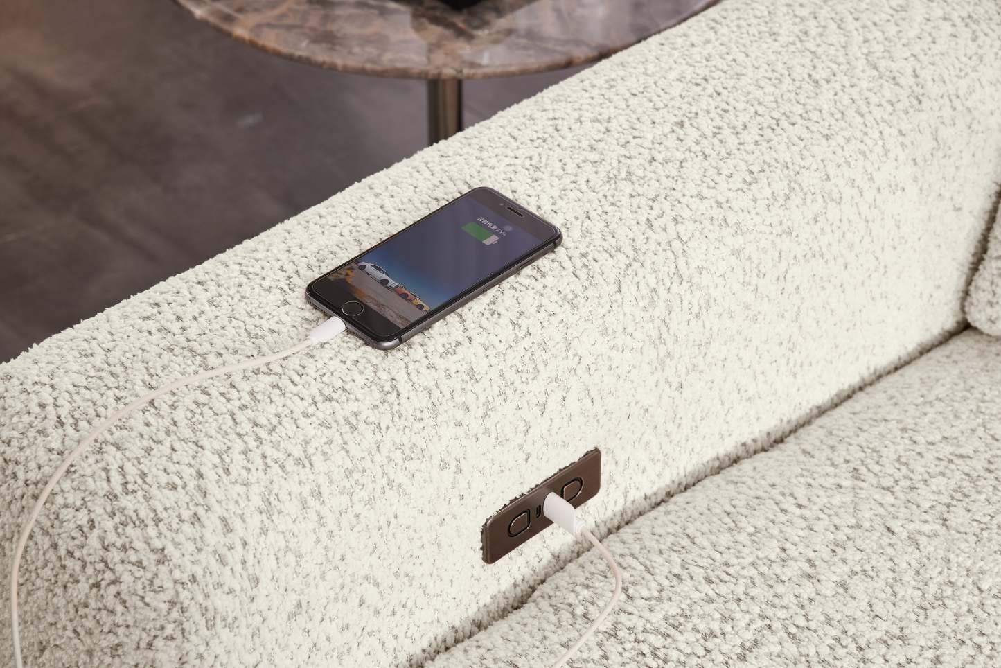 Causeuse modulaire Elevate de Scott Living de 82 po en tissu en chenille avec coulissement électrique - beige