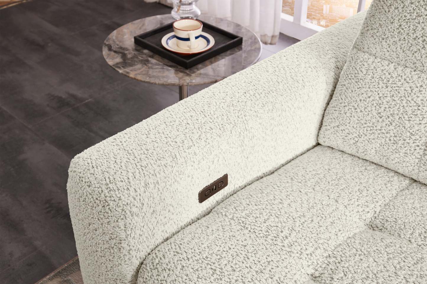 Causeuse modulaire Elevate de Scott Living de 82 po en tissu en chenille avec coulissement électrique - beige