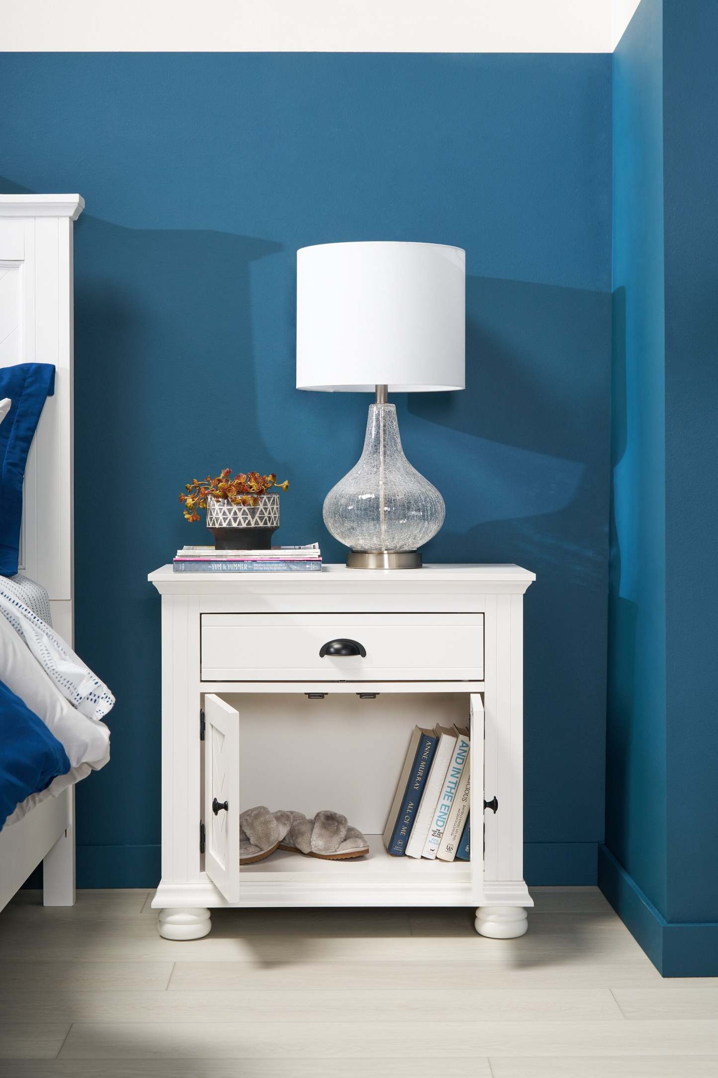 Table de chevet Ella à 1 tiroir et armoire, 28 L x 27 H - Blanc | Table de nuit Ella de 28 po (L) x 27 po (H) à 1 tiroir avec armoire - blanche