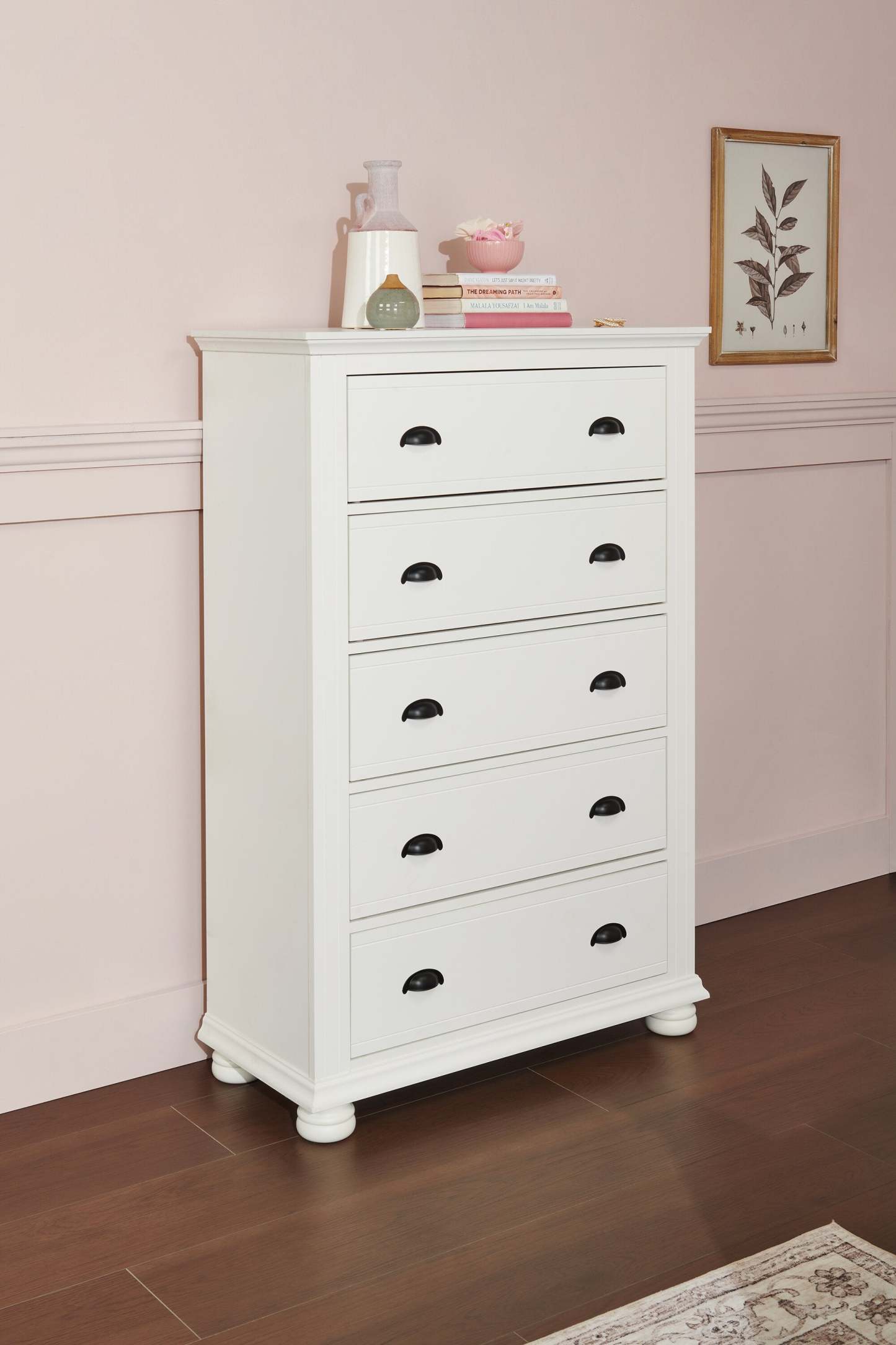 Commode de chambre Ella, 5 tiroirs, 36 L x 53 H - Blanc | Commode verticale de chambre à coucher Ella de 36 po (L) x 53 po (H) à 5 tiroirs - blanche