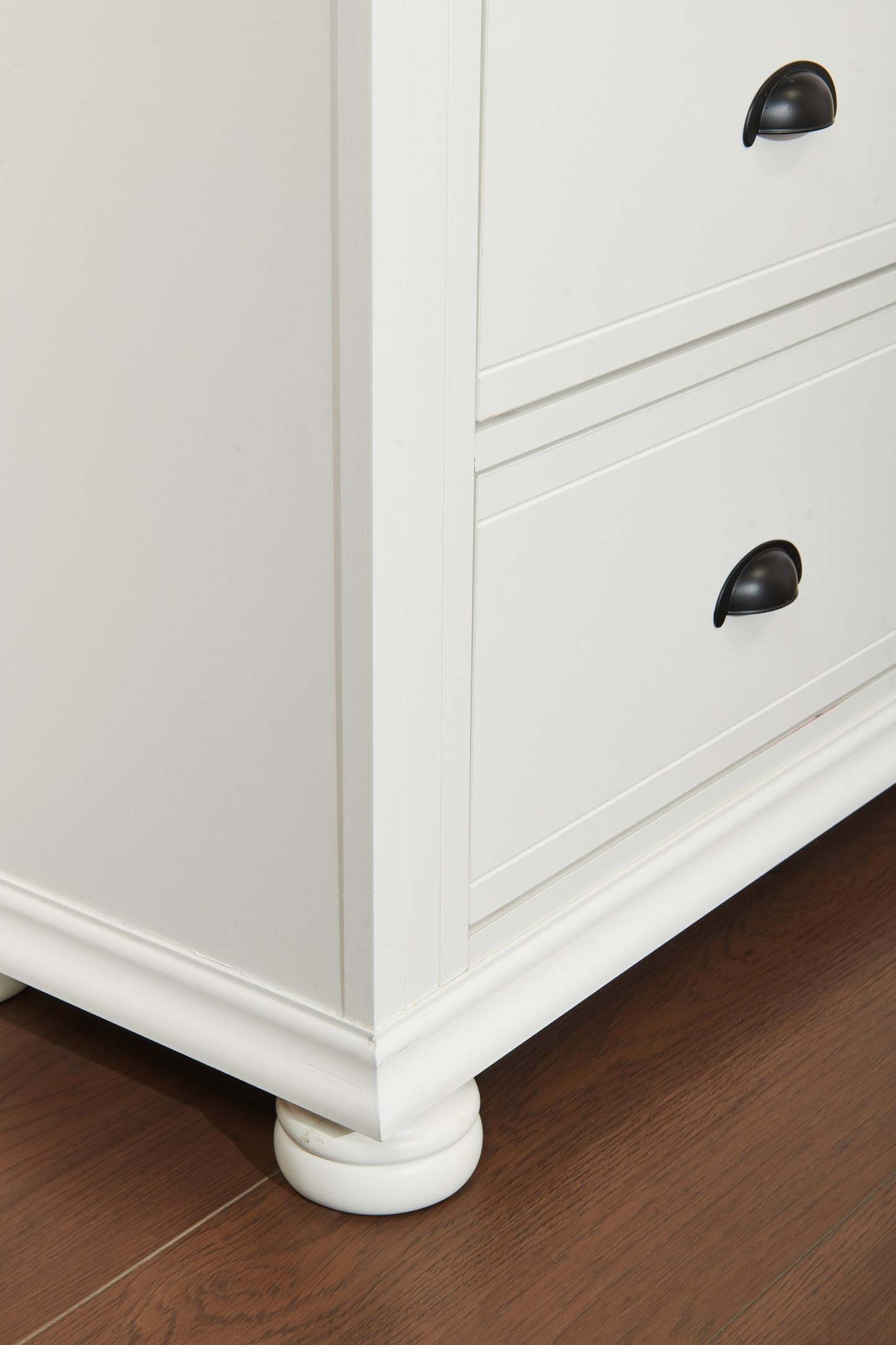 Commode de chambre Ella, 5 tiroirs, 36 L x 53 H - Blanc | Commode verticale de chambre à coucher Ella de 36 po (L) x 53 po (H) à 5 tiroirs - blanche