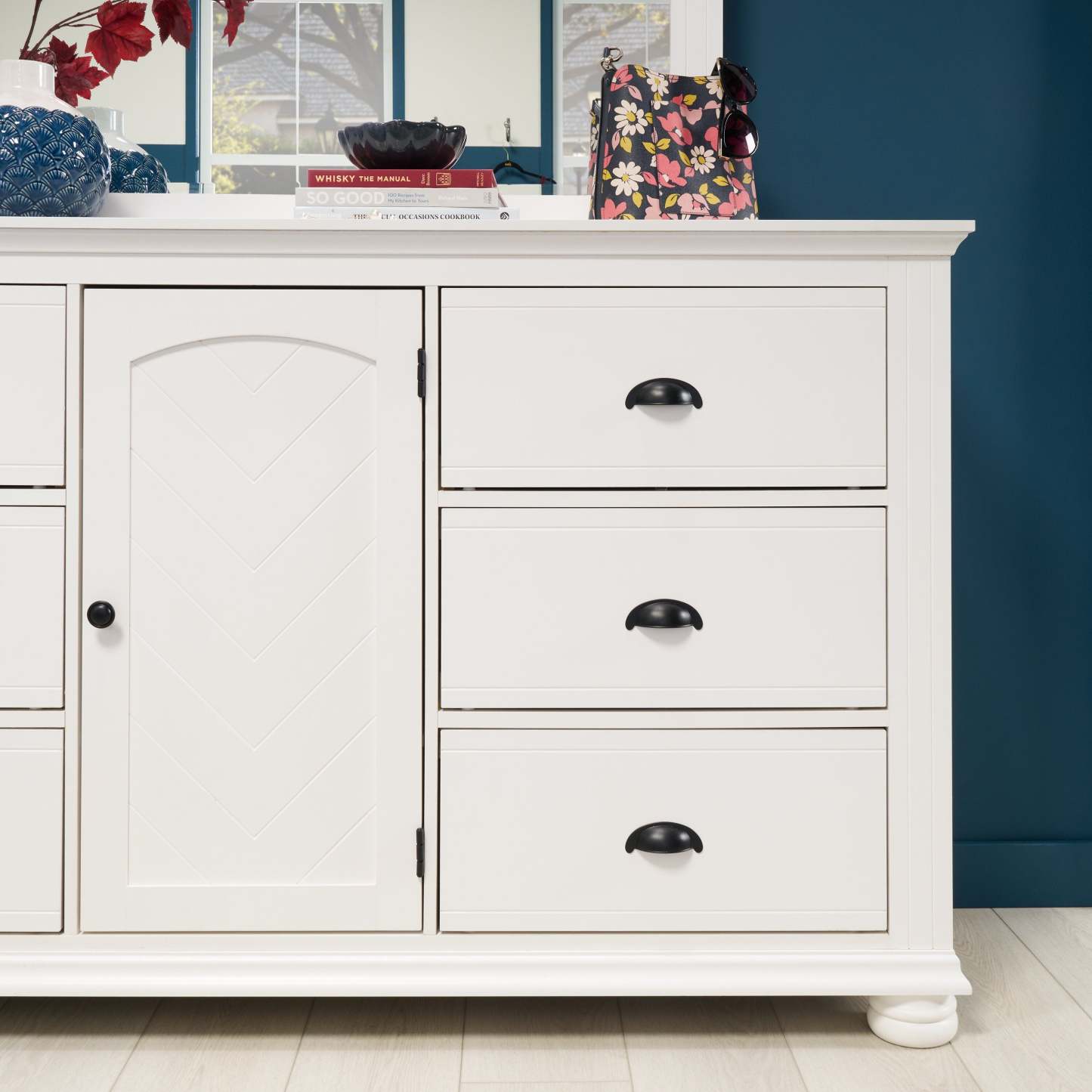 Commode et armoire à 6 tiroirs pour chambre à coucher Ella, 63 L x 36 H - Blanc | Commode de chambre à coucher Ella de 63 po (L) x 36 po (H) à 6 tiroirs avec armoire - blanche