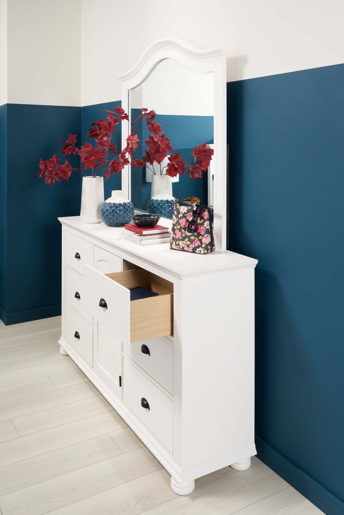 Commode et armoire à 6 tiroirs pour chambre à coucher Ella, 63 L x 36 H - Blanc | Commode de chambre à coucher Ella de 63 po (L) x 36 po (H) à 6 tiroirs avec armoire - blanche